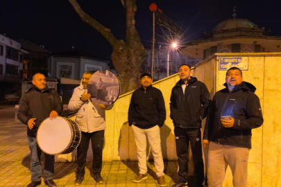 Bursa'da vatandaşları sahura ilahilerle kaldırıyor