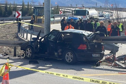 Otomobil bariyerlere ok gibi saplandı: 2 ölü, 1 yaralı