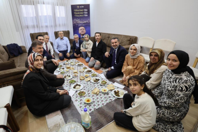 Bakan Işıkhan, depremzede ailenin iftar sofrasına konuk oldu