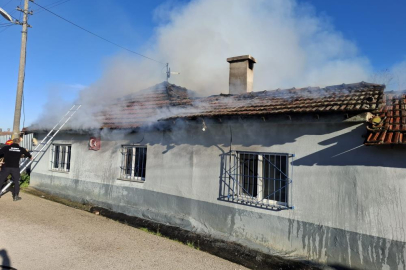 Bursa'da yaşlı çiftin evi alevlere teslim oldu