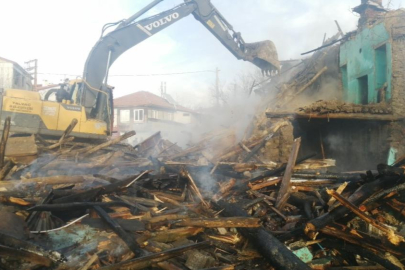 Kerpiç ev yangında kullanılamaz hale geldi