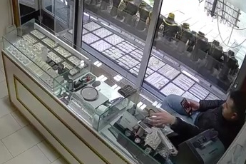 Bursa'daki kuyumcu soygunu güvenlik kamerasında