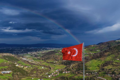 Gökkuşağı ve Türk bayrağı aynı karede buluştu
