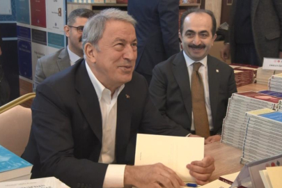 Hulusi Akar okurlarıyla buluştu