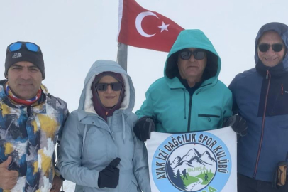 Uludağ’ın zirvesindeki Türk bayrağını dağcılar değiştirdi