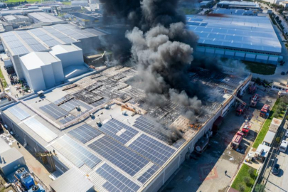 Şekerleme fabrikasındaki yangın dronla görüntülendi