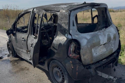 Seyir halindeki otomobil alev alev yandı