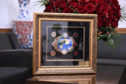 Bahçeli'den, Erdoğan’a 72 gül ve özel tasarım tablo