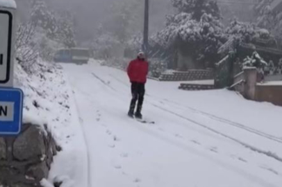 Bursa'da karı fırsat bildi şehir merkezinde kayak yaptı