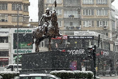 Bursa'da şehir merkezinde kar sürprizi