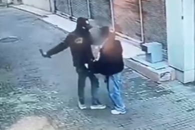 Bursa'da tornavidalı kar maskeli gaspçı kamerada