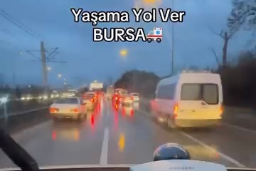 Bursa’da göz dolduran anlar, onlarca sürücü yol verdi