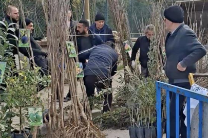 Bursa’da seyyar satıcılardan zabıtaya bıçaklı saldırı