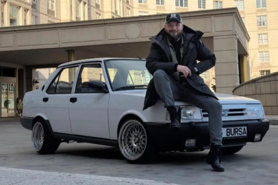 1995 model Tofaş '16 Bursa' plakası ile New York sokaklarında