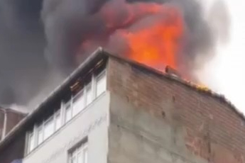 6 katlı binada yangın paniği: 2 kişi dumandan etkilendi