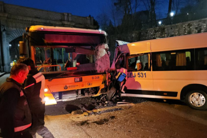 Servis minibüsüyle İETT otobüsü kafa kafaya çarpıştı: 2 yaralı