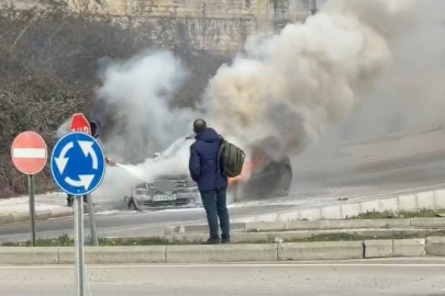 Seyir halindeki otomobil alevlere teslim oldu