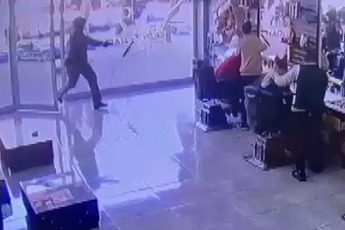 Berber dükkanında silahla dehşet saçtı