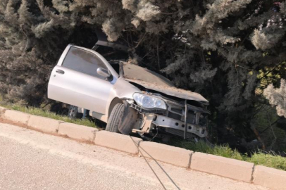 Bursa'da kontrolden çıkan otomobil ağaçlık alana uçtu