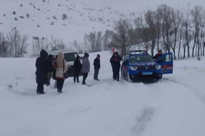 Kar yolları kapattı, öğretmenler yolda kaldı