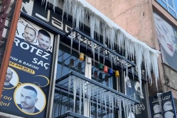 Buz sarkıtlarının boyu 1 metreyi aştı