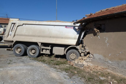 Freni boşalan hafriyat kamyonu eve girdi
