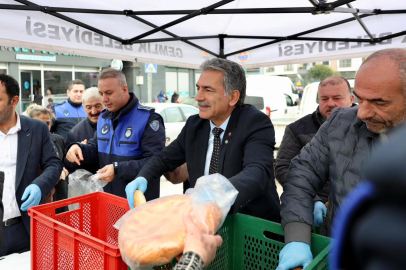 Gemlik'te iftar öncesi Ramazan pidesi ikramı
