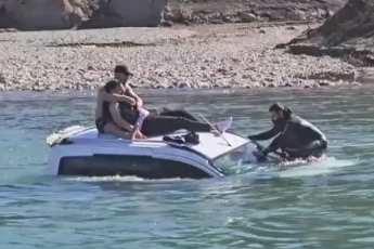 Kontrolden çıkan araç baraj gölüne uçtu: 1 yaralı