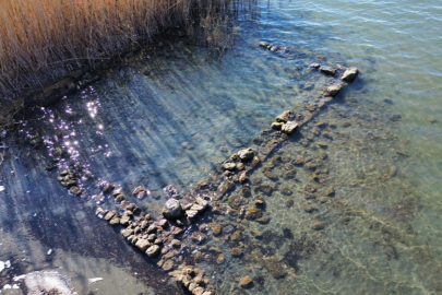 İznik Gölü'nde sular çekildi...Bir tarihi eser günyüzüne çıktı