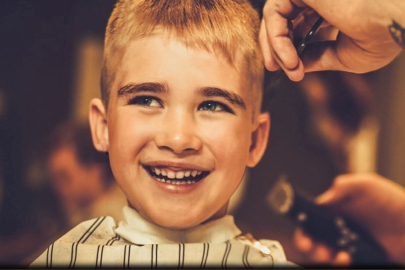 Çocukların bayram  tıraşı muhtardan!