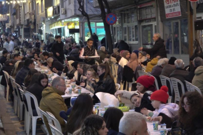 Bursa'da iftar sofrası yüzlerce metre uzadı