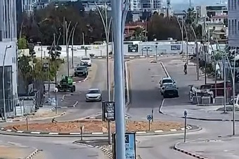 İran'ın İsrail'in merkezine saldırı anı görüntülendi