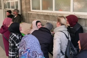 Küçük Öykü, gözyaşları arasında Bursa'da toprağa verildi