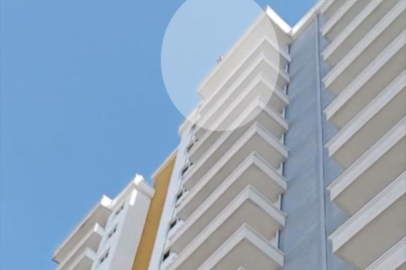 20 katlı binaya çıkan genci polis ikna etti