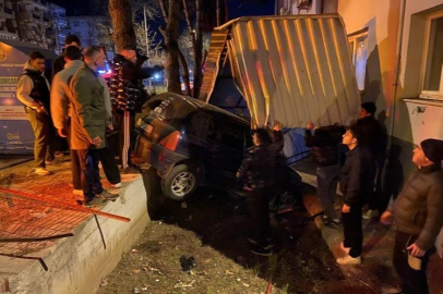 Bursa'da kontrolden çıkan araç apartmanın bahçesine uçtu