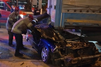 Bursa'da otomobil TIR'ın altına girdi