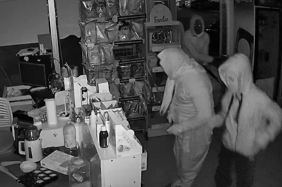 Kadın kılığına girseler de polisten kaçamadılar