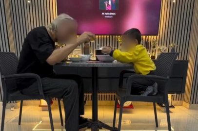 Çocuğunu alkol masasına oturtan baba adli kontrolle serbest