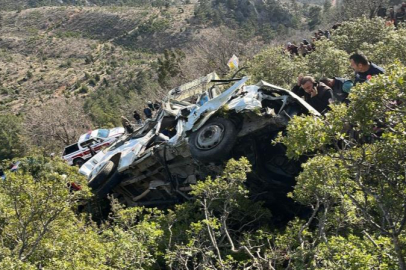 İşçi servisi uçuruma yuvarlandı: 3 ölü 11 yaralı