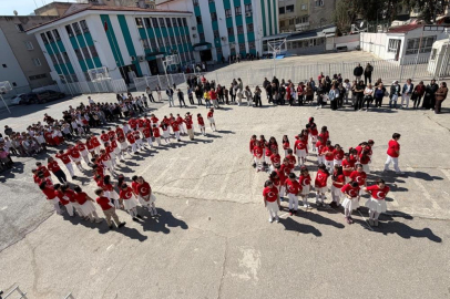 Öğrencilerinden işaret diliyle İstiklal Marşı performansı