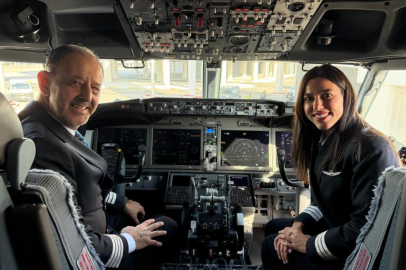 42 yıllık pilot gökyüzüne kızıyla veda etti