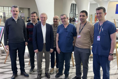 Dünyanın kapıları Bursa'daki hastanenin koridoruna açıldı