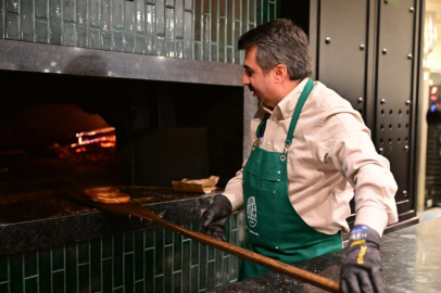 Başkan Yılmaz önce pişirdi sonra ikram etti