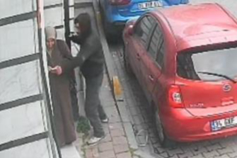 Kapkaççı, kadının elindeki telefonu çaldı