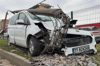 Bursa’da direğe çarpan otomobildeki 2 kişi yaralandı