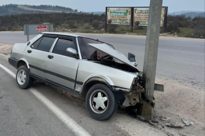 Bursa'da otomobil direğe çarptı: 1 yaralı