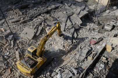 İsrail, Lübnan’da 15 katlı binayı yerle bir etti