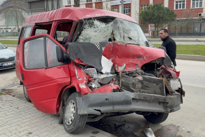 Park halindeki kamyonete çarpan minibüs hurdaya döndü