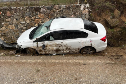 Bursa'da kontrolden çıkan otomobil istinat duvarına çarptı: 4 yaralı
