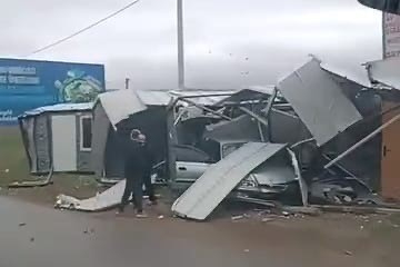 Bursa’da kontrolden çıkan otomobil prefabrik yapıya girdi